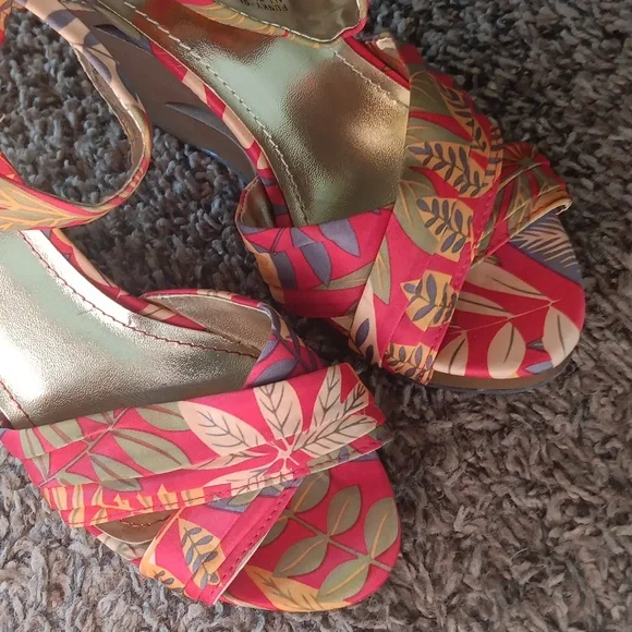 Size 6 Colorful Women's Sandals Brand Bamboo - Picture 3 of 7